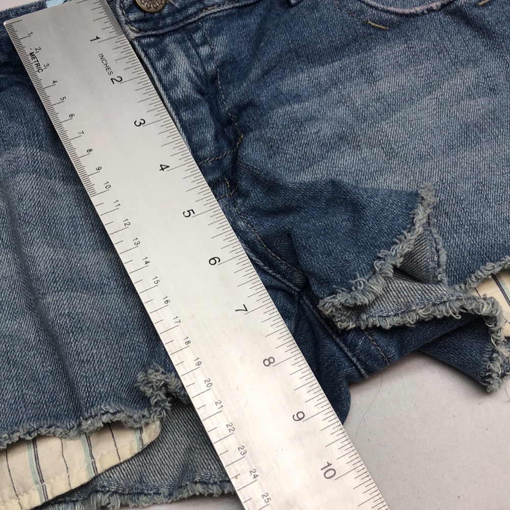 ROXY FACTORY DISTRESS JEAN SHORTS  9/30 ⭐️ - Picture 14 of 14
